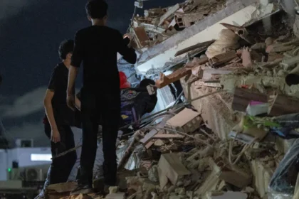 Terremoto de 7,5 derruba prédios em Caracas; há 32 mortes já confirmadas
