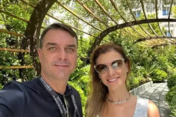 Mulher de Flávio Bolsonaro defende o marido após Michelle dizer que ele a desrespeitou