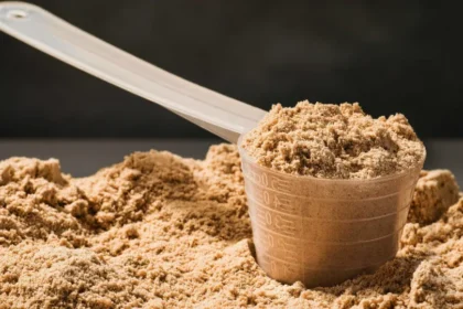 Whey protein e leite em pó vencidos: polícia fecha