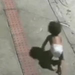 Bebê engatinhando sozinha na rua é salva por motoqueiro no ES