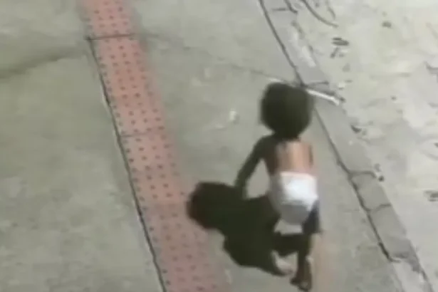 Bebê engatinhando sozinha na rua é salva por motoqueiro no ES