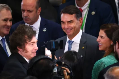 Milei recebe Flávio e declara apoio à candidatura no Brasil