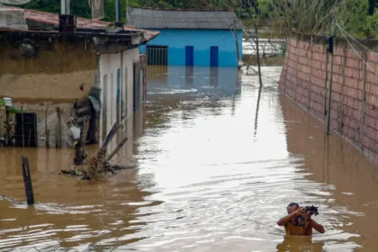 Enchentes deixam mais de 3.000 pessoas fora de casa em Pernambuco