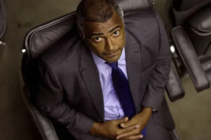 Romário diz que devolverá salário ao Senado e que não pediu licença para votar pelo fim da 6x1