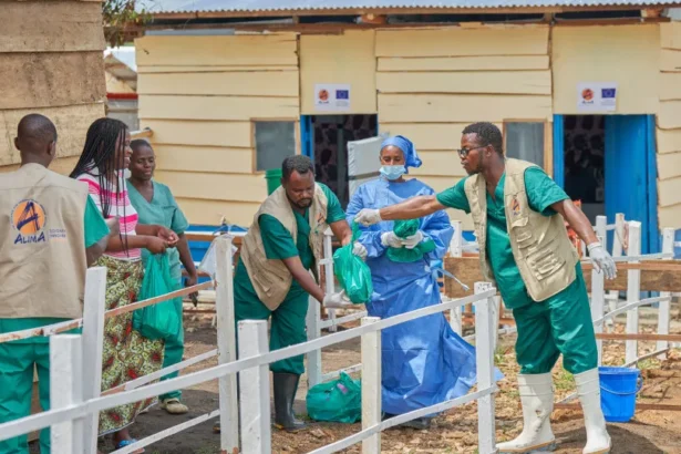Mortes por ebola chegam a 438 na República Democrática do Congo