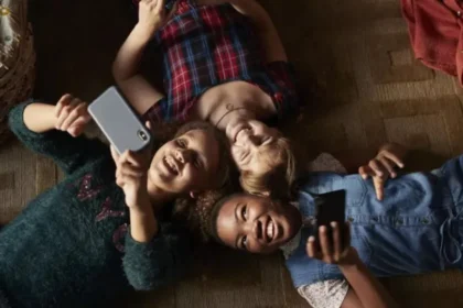 Posse de celular diminui entre crianças pela 1ª vez e cresce entre idosos, diz IBGE