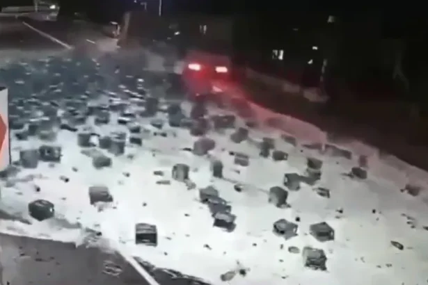 Caminhão derruba 2 mil garrafas de cerveja e vídeo viraliza; veja