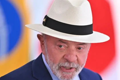Lula mostra dedo do meio durante evento do Governo