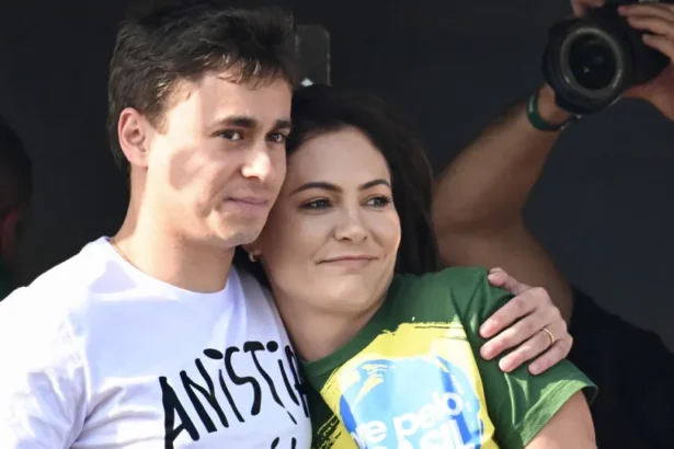 Michelle Bolsonaro recebe apelido na direita após treta com Flávio; veja