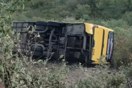 Acidente com ônibus de romeiros deixa dois mortos e 21 feridos no Ceará