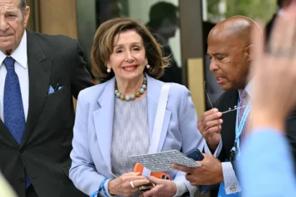 Marido de Nancy Pelosi bate em carro e foge do local na Califórnia