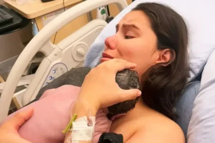 Jovem dá à luz dormindo e bebê fica protegido por cobertores