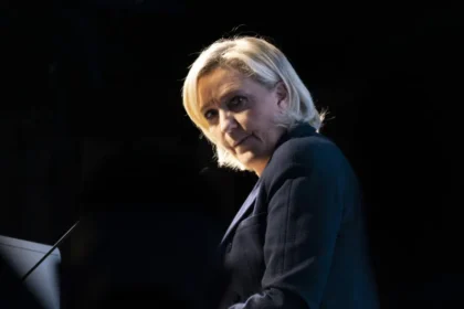 Marine Le Pen poderá concorrer à Presidência, mas com tornozeleira, decide Justiça na França