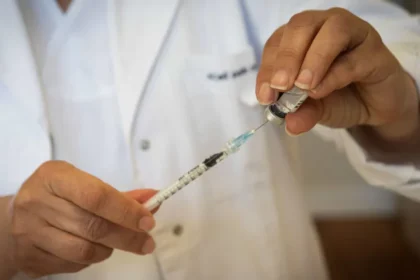 Vacinas contra covid-19 serão atualizadas para acompanhar novas variantes