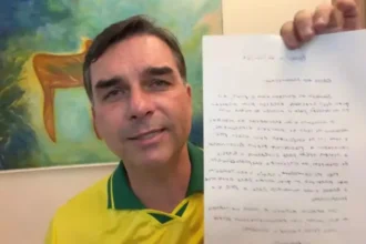 Leia na íntegra a carta de Jair Bolsonaro lida por Flávio durante live