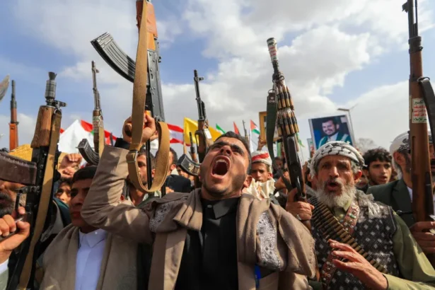 Houthis atacam Arábia Saudita e ameaçam fechar mar Vermelho após bombardeio