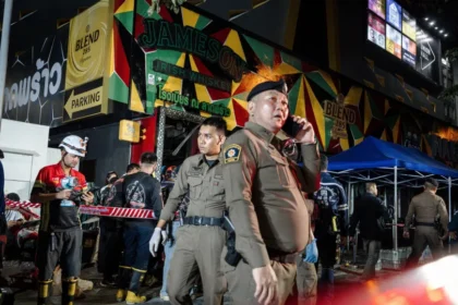 Mortos em incêndio em bar na Tailândia sobem para 30, e familiares aguardam identificação de corpos