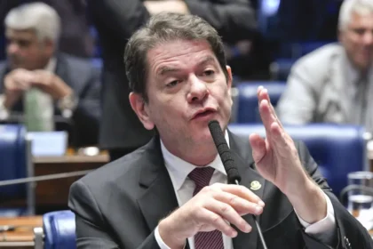 Cid Gomes disputará Senado no Ceará para ajudar PT contra Ciro Gomes