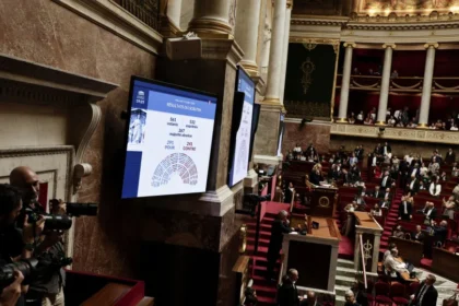 França aprova lei que legaliza a eutanásia e o suicídio assistido