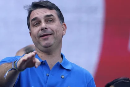 Flávio Bolsonaro diz que não tem relação com Michelle e que não viu vídeo com críticas