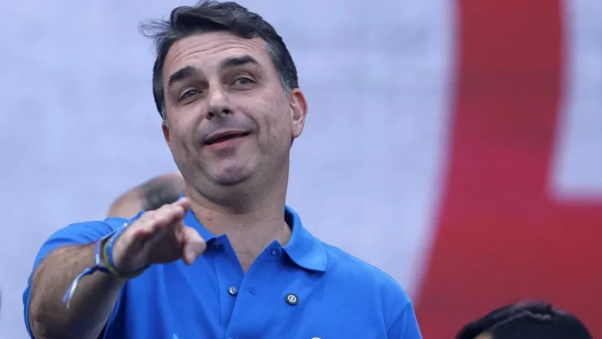 Flávio Bolsonaro diz que não tem relação com Michelle e que não viu vídeo com críticas