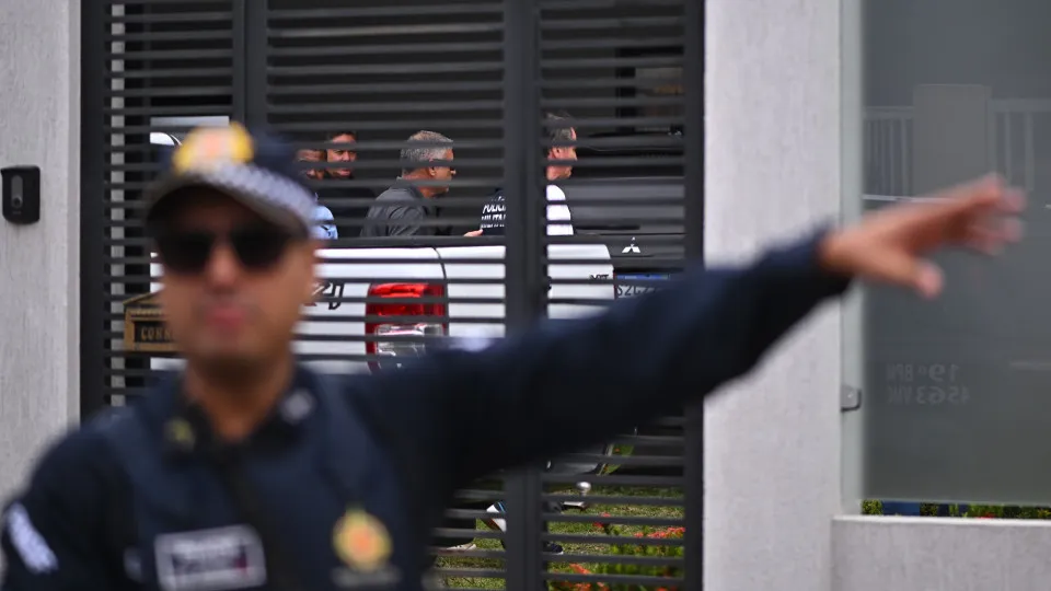 Supremo mantém prisão domiciliar de Bolsonaro, mas endurece restrições