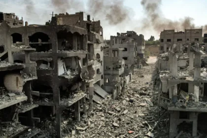 Ataque atribuído a Israel mata palestinos em funeral e em mercado no centro de Gaza
