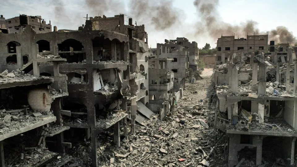 Ataque atribuído a Israel mata palestinos em funeral e em mercado no centro de Gaza
