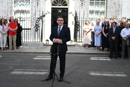 Andy Burnham toma posse como premiê do Reino Unido e promete abrigar sem-teto