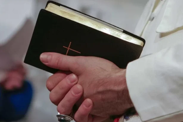 Padre é nomeado exorcista em SP, e arquidiocese cita necessidades espirituais