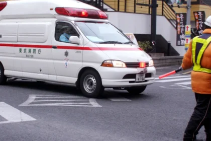 Mulher morre após ser atingida por homem que caiu de prédio no Japão