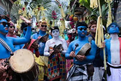 Ritual transforma ruas de Bali em desfile de cores e espiritualidade