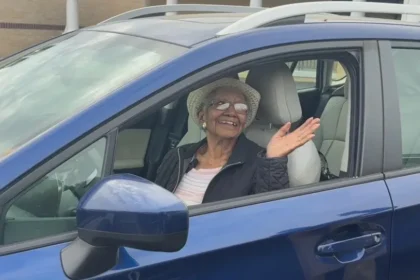 Aos 108 anos, Susan ainda dirige e vive sozinha.