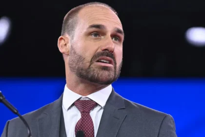 Eduardo Bolsonaro volta a descredibilizar sistema eleitoral após dado falso de Flávio sobre urnas