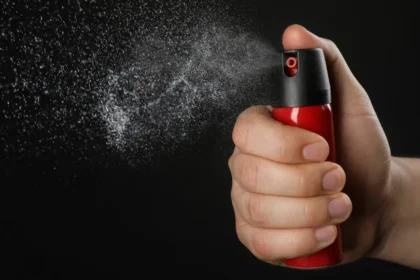 Mulheres podem comprar e usar spray de pimenta para defesa pessoal