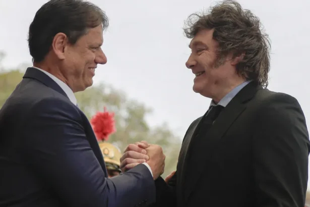 Milei recebe de Tarcísio mais alta honraria do Estado de São Paulo