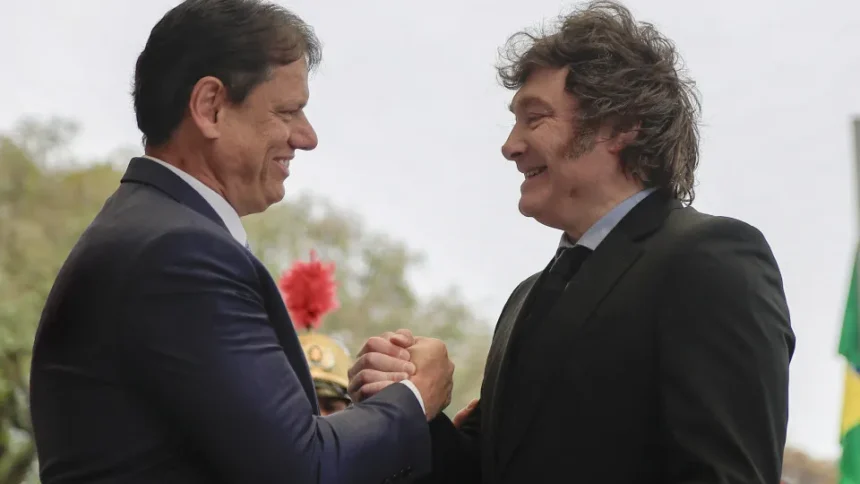 Milei recebe de Tarcísio mais alta honraria do Estado de São Paulo