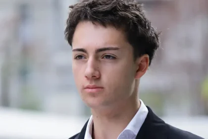 Francês de 19 anos é condenado por lamber canudo em Singapura