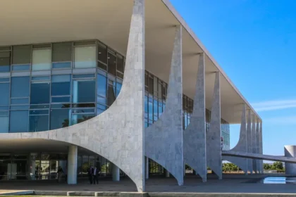 Brasil reage à revogação de visto de embaixadora e acusa EUA de escalada hostil
