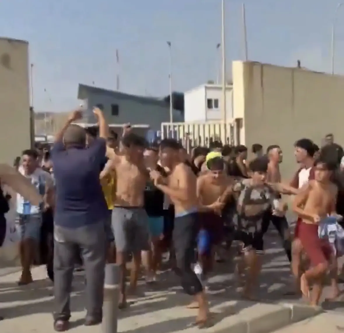 Espanha envia militares após invasão em massa de migrantes na fronteira com Marrocos