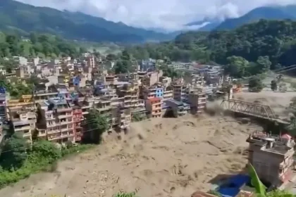Quase 400 viajantes desaparecem após enchentes no Nepal