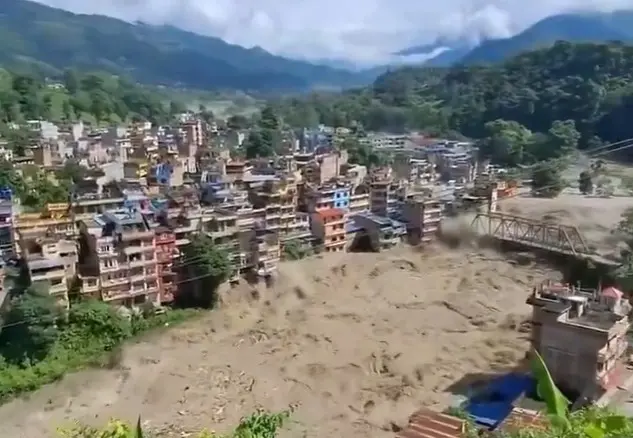 Quase 400 viajantes desaparecem após enchentes no Nepal
