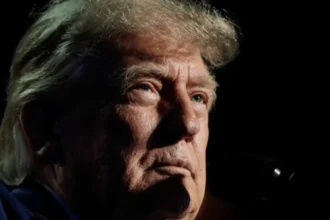 Aprovação de Trump cai para 33% e maioria dos eleitores diz estar pior financeiramente
