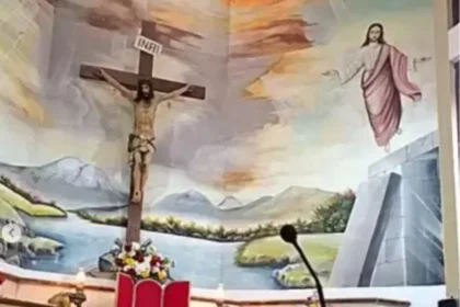 Padre morre no Equador após cruz desabar durante missa; veja vídeo