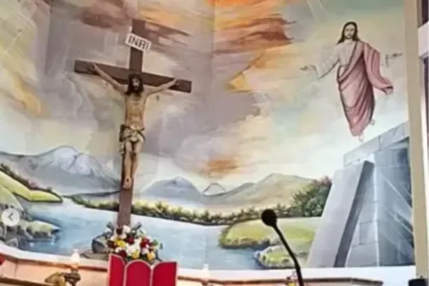 Padre morre no Equador após cruz desabar durante missa; veja vídeo