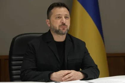 Trump sugere que Ucrânia procure novo líder após críticas de Zelensky a acordo sobre diesel russo